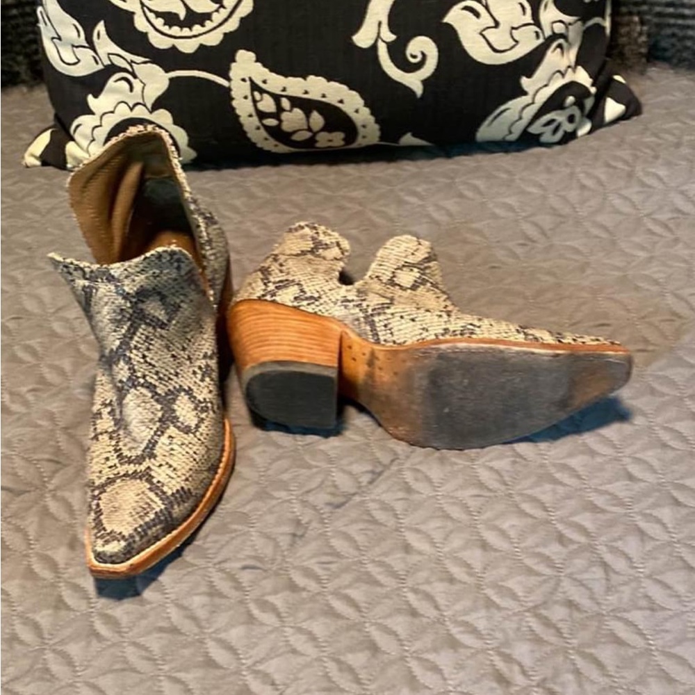 Ariat Dixon booties size 8.